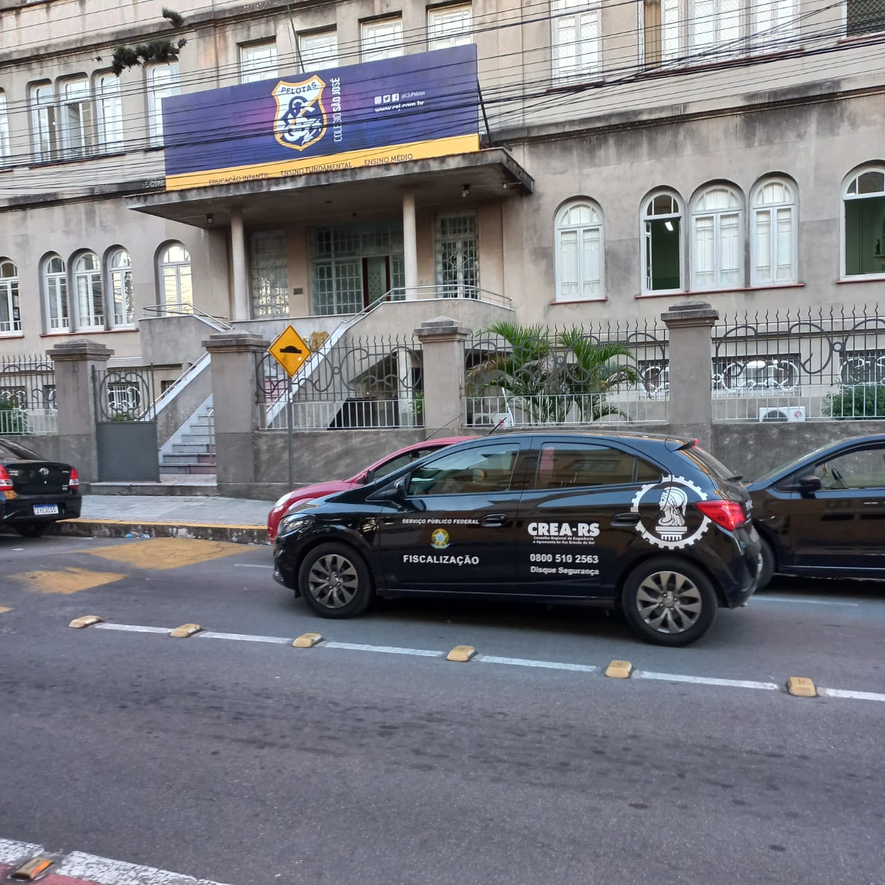 É importante falarmos sobre a segurança e saúde do trabalhador no ambiente escolar